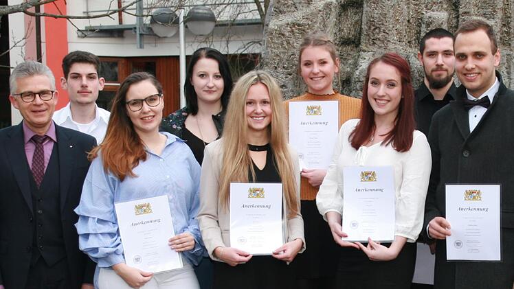 ...sowie Vinzenz Scheuering, Maksim Lisitsyn und Nadine Volkmuth. Rechts Schulleitern Karin Maywald und Landrat Thomas Bold. Winfried Behringer