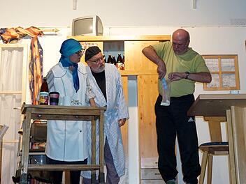 Szene aus dem "Dreisten Stück im Greisenglück": Opa Müllerschön mag keine Tabletten.Richard Sänger