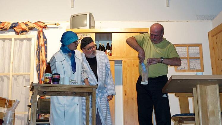 Szene aus dem "Dreisten Stück im Greisenglück": Opa Müllerschön mag keine Tabletten.Richard Sänger