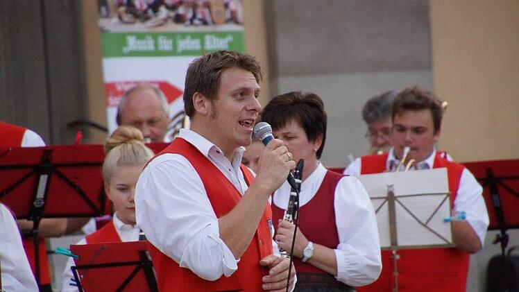 Höhepunkte waren die Auftritte von Dirigent Martin Reinhard als Solosänger.         Foto: Anton Then
