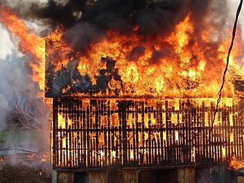 Ein Flammeninferno wie auf dem Bild ist nur dank dem beherzten Eingreifen der Anwohner ausgeblieben. Symbolfoto: Josh Manheimer/Pixabay