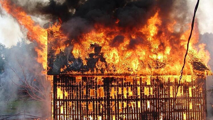 Ein Flammeninferno wie auf dem Bild ist nur dank dem beherzten Eingreifen der Anwohner ausgeblieben. Symbolfoto: Josh Manheimer/Pixabay