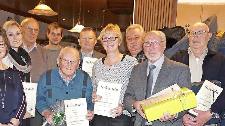 Die anwesenden Jubilare mit den drei Vorsitzenden Johann Ort, Thomas Purucker und Stefan Nendel Fotos: Richard S&auml;nger