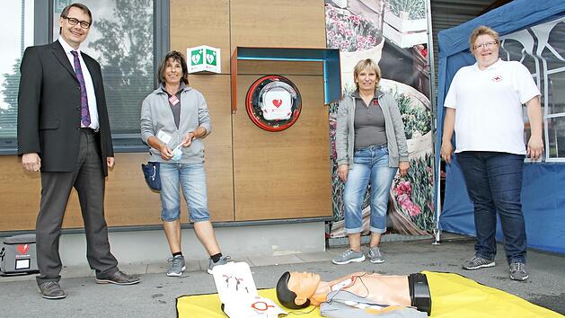 B&uuml;rgermeister Roland Wolfrum (SPD) freut sich &uuml;ber die Eigeninitiative des Rewe-Markts in Stadtsteinach: Sonja und Monika M&uuml;ller von Rewe lassen sich von Sabrina Heinze zeigen, wie der Defibrillator angewendet wird.