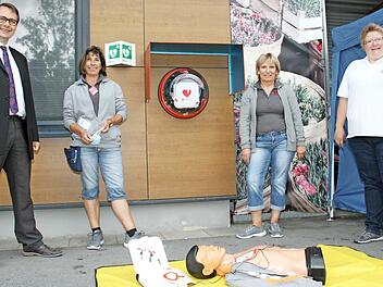 Bürgermeister Roland Wolfrum (SPD) freut sich über die Eigeninitiative des Rewe-Markts in Stadtsteinach: Sonja und Monika Müller von Rewe lassen sich von Sabrina Heinze zeigen, wie der Defibrillator angewendet wird.