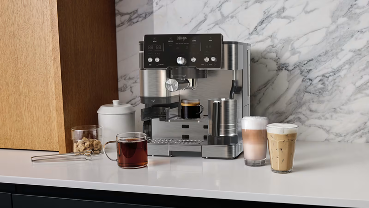 Mit der Ninja Kaffeemaschine gelingt Kaffee wie vom Barista. Die Bedienung ist einfach und das Design stilvoll.