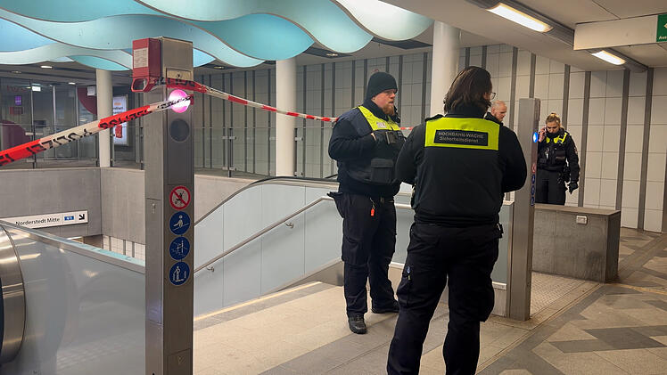 U-Bahn &uuml;berrollt zwei Menschen in Hamburg