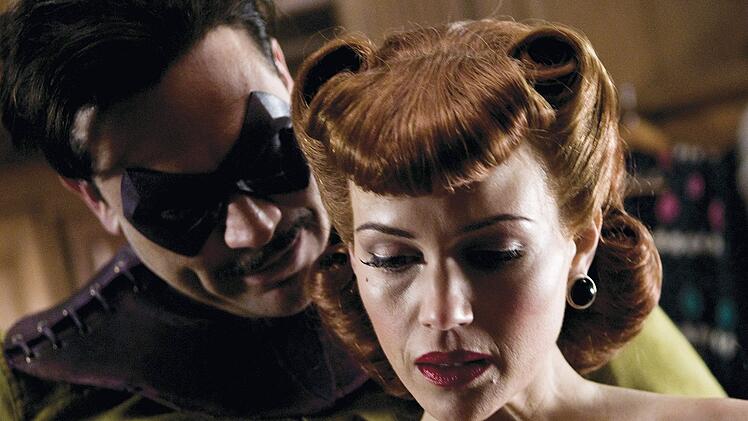 The Comedian (Jeffrey Dean Morgan) und Silk Spectre (Carla Gugino) verband eine absto&szlig;ende Anziehung.