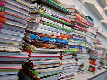 Es müssen ja  nicht  gleich so viele Bücher sein wie hier auf der Frankfurter Buchmesse. Ein gutes Buch reicht ja schon. Foto: Nicolas Armer/dpa/Archiv