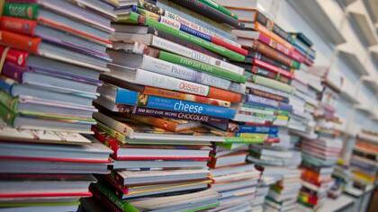 Es müssen ja  nicht  gleich so viele Bücher sein wie hier auf der Frankfurter Buchmesse. Ein gutes Buch reicht ja schon. Foto: Nicolas Armer/dpa/Archiv