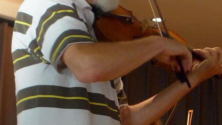 Walter Forchert - als Konzertmeister gibt er den Ton im Orchester an, als Professor kümmert er sich um den geigerischen Nachwuchs. Im Marktsaal hat er am Sonntag auf seiner Violine musiziert. Foto: Sabine Meißner