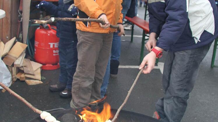 Alexander (8) und Tobias Hildner (10) vergnügten sich beim Stockbrot grillen
