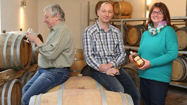 Stilleben im Fasskeller: Robert, Thomas und Petra Fleischmann. Foto: Barbara Herbst