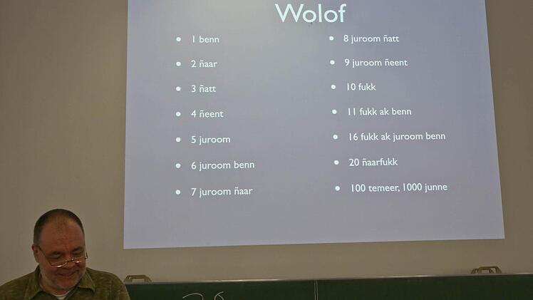 Der Professor hat den Kindern auch etwas über das Zählen in anderen Sprachen beigebracht. Unter anderem hat er die Sprache "Wolof" vorgestellt. Was Zahlen auf Wolof heißen, könnt Ihr im Bild ablesen.