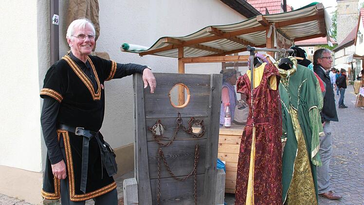 Auch ein Pranger war vorhanden, dran stellen mochte sich aber niemand. Mitgebracht hatte ihn der Heimatverein Altenstein.