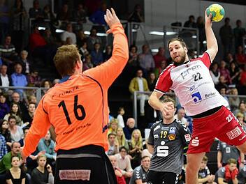 Vorne wie hinten im Blickpunkt: Jan Wicklein (am Ball) überwand Pirnas Torhüter Nick Weber neun Mal und rettete in der Abwehr acht Sekunden vor Schluss den knappen 25:24-Sieg, als die Schiedsrichter auf Foul am HSC-Rechtsaußen entschieden. Foto: Anand Anders