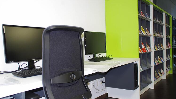 Rechercheplätze und Zeitschriftenregale Foto: Marco Meißner