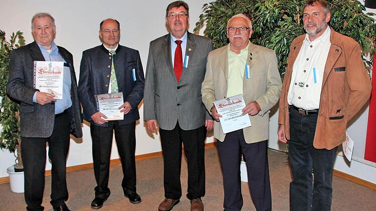 Ehrungen bei den Bienenzüchtern: Heinz Rüb und Hans-Joachim Blum, Peter Maske (Präsident des Deutschen Imkerbundes und Bezirksvorsitzender), Willibald Eußer und Erhard Bieber (Kreisvorsitzender). Foto: Dieter Britz :