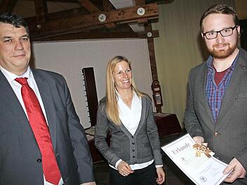 Florian Wagner erhielt von Zweitem Bürgermeister Hans Josef Stich und Dritter Bürgermeisterin Sabine Scheer bei der Jahresschlusssitzung des Stadtrates im Foyer der Adam-Riese-Halle eine Ehrenurkunde der Stadt für seinen hervorragenden Ausbildungsabschluss überreicht. Fotos: Matthias Einwag