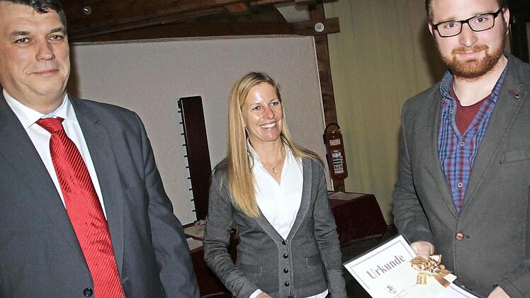 Florian Wagner erhielt von Zweitem Bürgermeister Hans Josef Stich und Dritter Bürgermeisterin Sabine Scheer bei der Jahresschlusssitzung des Stadtrates im Foyer der Adam-Riese-Halle eine Ehrenurkunde der Stadt für seinen hervorragenden Ausbildungsabschluss überreicht. Fotos: Matthias Einwag