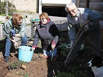 Im Hexenkräutergarten sorgten (von links) Christa Babel, Christa Schlegelmilch und Martin Schlegelmilch für Ordnung.  privat