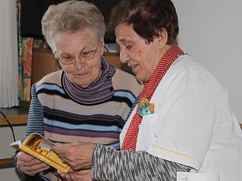 Patientin Elfriede Ferner (links) ist bei den Zeugen Jehovas - Maria Spies nicht. Beim Besuchsdienst tauschen sich die beiden Frauen über religiöse Themen aus.  Fotos: Sarah Stieranka