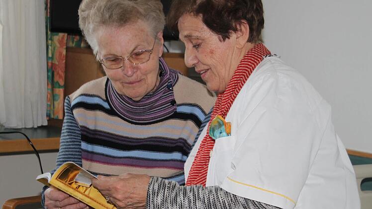 Patientin Elfriede Ferner (links) ist bei den Zeugen Jehovas - Maria Spies nicht. Beim Besuchsdienst tauschen sich die beiden Frauen über religiöse Themen aus.  Fotos: Sarah Stieranka