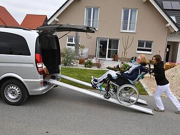 Melissa holt Schwung, um Meike ins Fahrzeug zu schieben. Foto: Ronald Rinklef