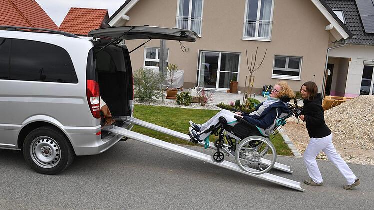 Melissa holt Schwung, um Meike ins Fahrzeug zu schieben. Foto: Ronald Rinklef