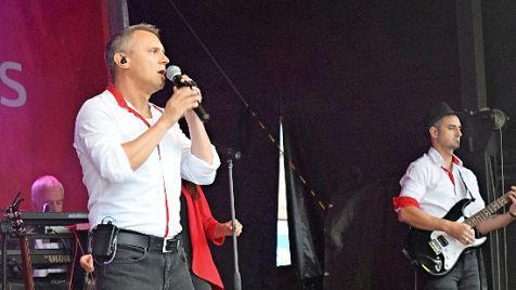 Die JoJo-Band heizte den Besuchern beim Klößmarkt ein.  Foto: Daniela Pondelicek