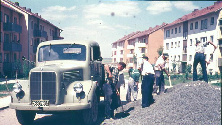 Die 1950er waren in Herzogenaurach ein Jahrzehnt des wirtschaftlichen Aufblühens, überall wurde gebaut wie hier am Ina-Ring 1957. Foto: Stadtarchiv Herzogenaurach