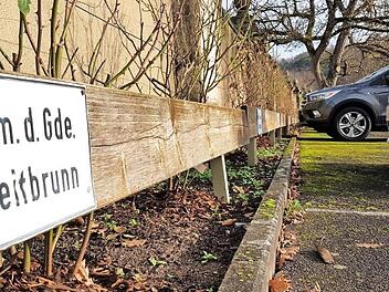 Wird der Parkplatz, der bei der Verwaltung in Schloss Gleisenau für den Bürgermeister der Gemeinde Breitbrunn reserviert ist, nach der Kommunalwahl auf längere Zeit leer bleiben? Noch ist kein Kandidat in Sicht. Fotos: Eckehard Kiesewetter