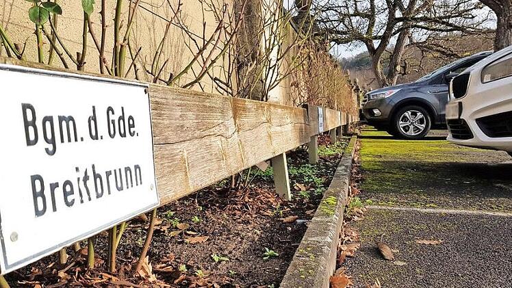 Wird der Parkplatz, der bei der Verwaltung in Schloss Gleisenau für den Bürgermeister der Gemeinde Breitbrunn reserviert ist, nach der Kommunalwahl auf längere Zeit leer bleiben? Noch ist kein Kandidat in Sicht. Fotos: Eckehard Kiesewetter
