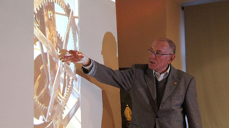 Uhrenexperte  Bernhard Huber hat zur Herkunft der Uhr recherchiert.    Foto: Christian Bauriedel