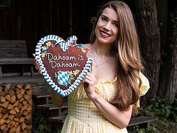 Anna Strigl Anna Strigl lebt nun auch ihren Traum als Schauspielerin. In der Serie "Dahoam is dahoam" hat ist die Influencerin in einer Gastrolle zu sehen.