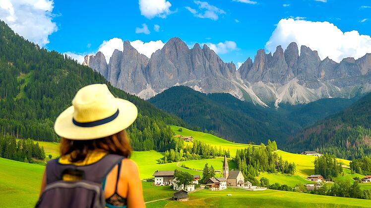 Touristin in Santa Maddalena im Val di Funes, Dolomiten