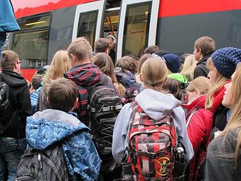 Die Schüler drängeln, um noch einen (Steh-)Platz im Zug zu erhaschen.  Foto: Astrid Vetter