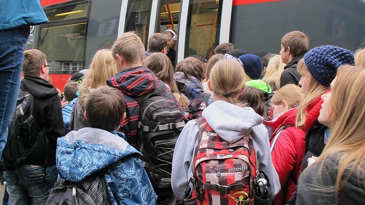 Die Schüler drängeln, um noch einen (Steh-)Platz im Zug zu erhaschen.  Foto: Astrid Vetter