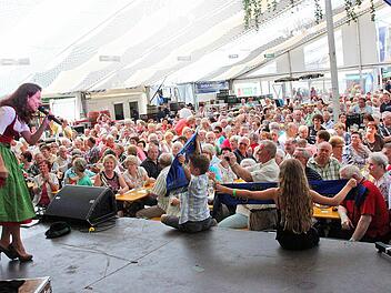 Sigrid und Marina sorgen für ausgelassene Stimmung im Festzelt.