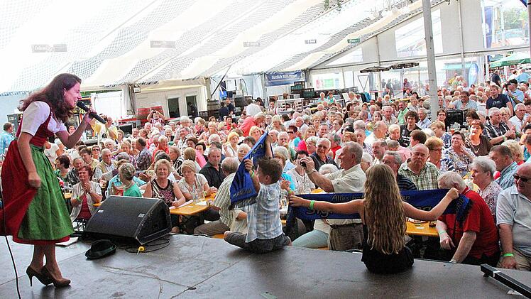 Sigrid und Marina sorgen für ausgelassene Stimmung im Festzelt.