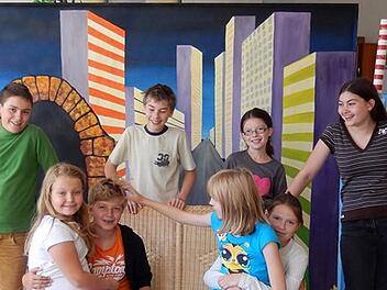 Die jungen Ramsthaler Nachwuchsschauspieler vor den selbstgebauten Kulissen des modernen Märchens. Foto: Andreas Lomb