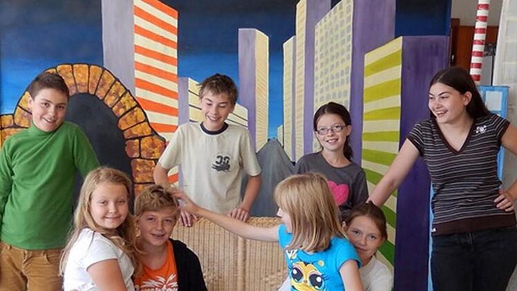 Die jungen Ramsthaler Nachwuchsschauspieler vor den selbstgebauten Kulissen des modernen Märchens. Foto: Andreas Lomb