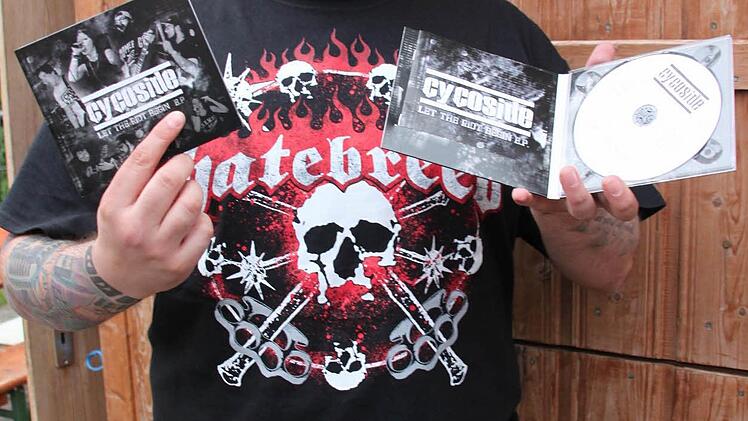 "Cycoside"-Gitarrist André Müller hält voller Stolz die erste CD in den Händen.