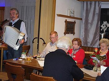 Auch bei der zweiten Auflage des Wirtshaus-Singens mit dem "Frankensima" (links) herrschte eine Superstimmung.  Foto: Heike Schülein