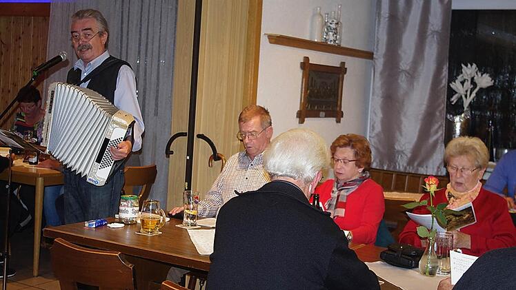 Auch bei der zweiten Auflage des Wirtshaus-Singens mit dem "Frankensima" (links) herrschte eine Superstimmung.  Foto: Heike Schülein