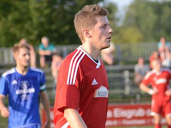 Spielertrainer Florian Poesdorf liegt mit dem SV Buckenhofen in der Kreisliga 1 in Lauerstellung: Mit Platz 5 nach der Vorrunde ist der Aufstiegszug noch nicht abgefahren.  Foto: herzopress