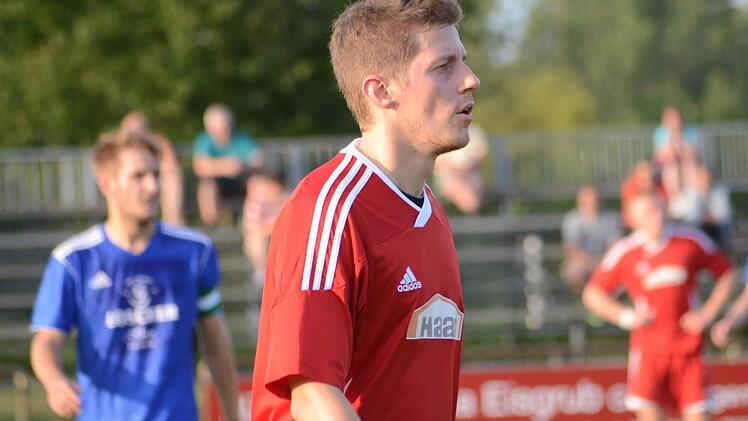 Spielertrainer Florian Poesdorf liegt mit dem SV Buckenhofen in der Kreisliga 1 in Lauerstellung: Mit Platz 5 nach der Vorrunde ist der Aufstiegszug noch nicht abgefahren.  Foto: herzopress