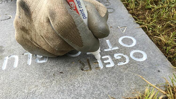 Damit die Erinnerung nicht verblasst: Benno Trost frischt die Gravur einer Grabplatte wieder auf. Foto: Paul Ziegler