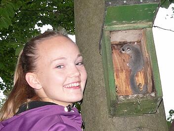 Pauline Behnke von der Jugendgruppe "Monsterpfoten" freut sich &uuml;ber den Siebenschl&auml;fer, den sie beim &Ouml;ffnen eines Vogelkastens entdeckte.  Foto: Christa Schr&ouml;der