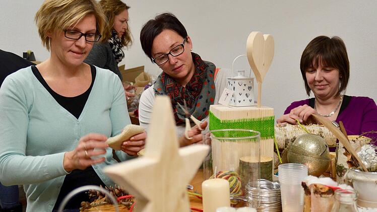 Die Eltern des Kinderhauses organisieren übers Jahr viele Veranstaltungen, die aus dem Leben in Waldfenster nicht mehr wegzudenken sind. Hier basteln die Mütter Mitbringsel, die auf dem alljährlich stattfinden Adventsmarkt verkauft werden. Der Erlös wird für Anschaffungen im Kinderhaus verwendet. Foto: Kathrin Kupka-Hahn